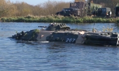 Десантники преодолевают водную преграду