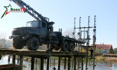 Военные инженеры наводят новый мост через Неман