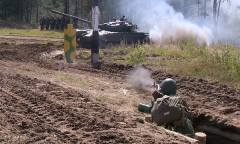 Курсанты проходят обкатку танком