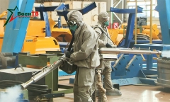 Военные химики дезинфицируют «БелАЗ»