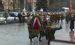 Возложение цветов к монументу Победы