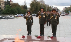 Возложение цветов к монументу Победы