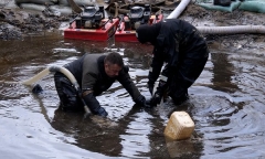 Артиллерийский тягач СТЗ-5 поднимают со дна реки