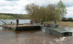 Тренировка понтонеров на берегу Днепра